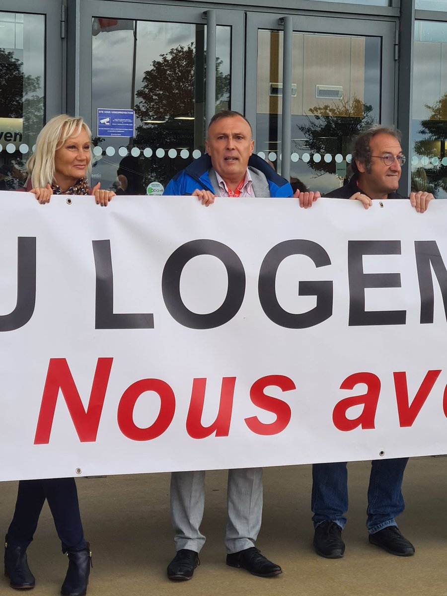 La_CNL's tweet photo. Chaîne militante devant l'entrée du #CongresHLM. "Olivier, gel des loyers!" Une spéciale dédicace pour le ministre @OlivierKlein93
#0augmentationdesloyers #0coupureelectricite #stopRLS #justicesociale https://t.co/uu8nm8Ka4N