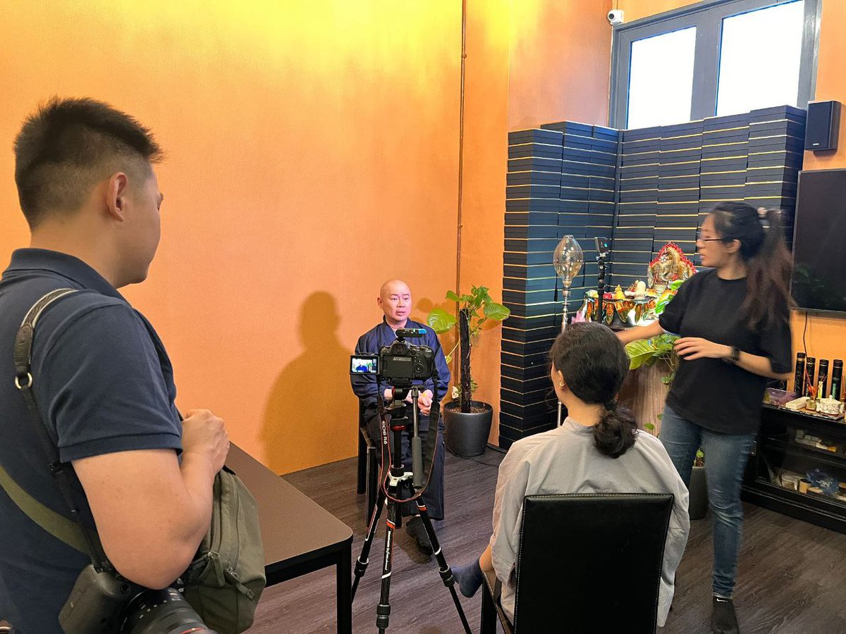 MandalaFON's tweet photo. Master Fon interviewed by reporter from Singapore's Chinese newspaper Lian He Zao Bao. The interview together with video and photoshoots to be aired and published nationwide on Oct 7th! Stay Tune! https://t.co/RAs7DKyI82