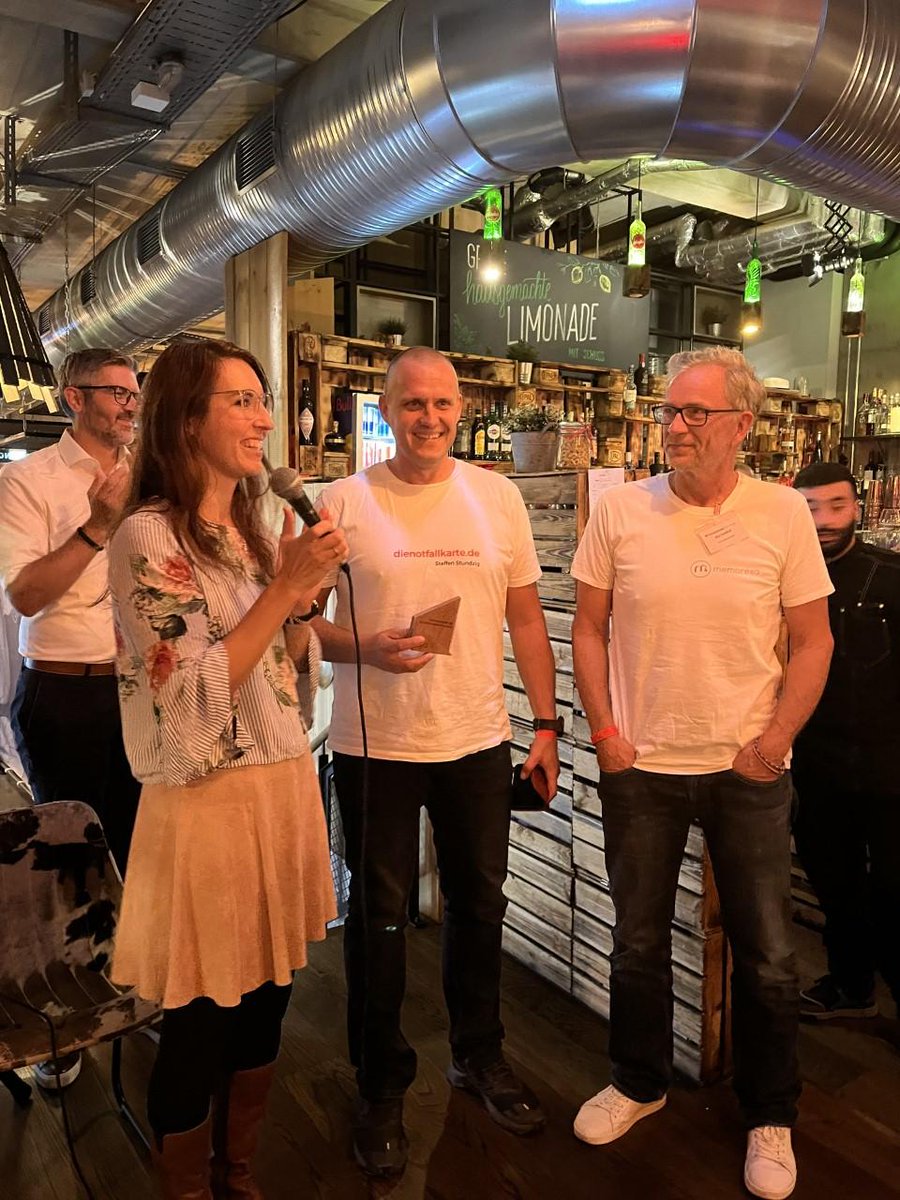 VersicherungVFL's tweet photo. Ein toller Partnerkongress war es gestern! Am Nachmittag gab es regen Austausch, u.a. bei Innovation Sessions zu Nachhaltigkeit, Cybercrime, Ökosystemen, Zukunft und Kundenmanagement. Am Abend wurde @memoresaLeipzig mit dem Rockstar Award ausgezeichnet. Herzlichen Glückwunsch! https://t.co/hB5CNSHnp4
