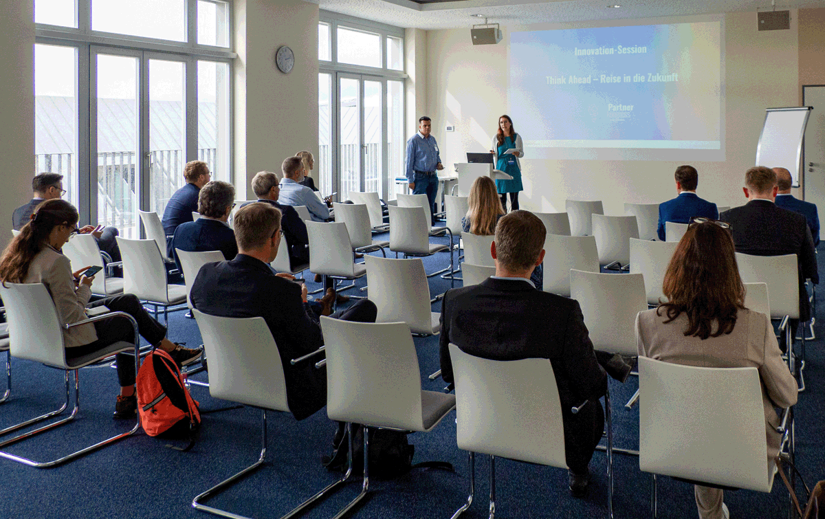 VersicherungVFL's tweet photo. Ein toller Partnerkongress war es gestern! Am Nachmittag gab es regen Austausch, u.a. bei Innovation Sessions zu Nachhaltigkeit, Cybercrime, Ökosystemen, Zukunft und Kundenmanagement. Am Abend wurde @memoresaLeipzig mit dem Rockstar Award ausgezeichnet. Herzlichen Glückwunsch! https://t.co/hB5CNSHnp4
