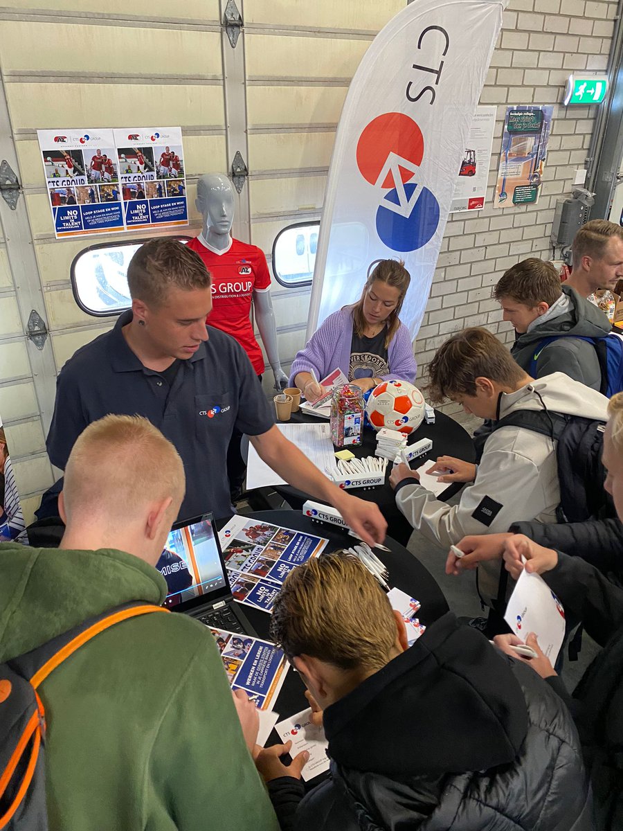 Gisteren waren wij te gast op de stagemarkt bij de Logistiek Vakschool in Hoofddorp. Studenten konden zich hier informeren en presenteren om een stageplek te bemachtigen bij onder andere CTS GROUP. 

Een zeer geslaagde dag voor zowel student als werkgever!✔️