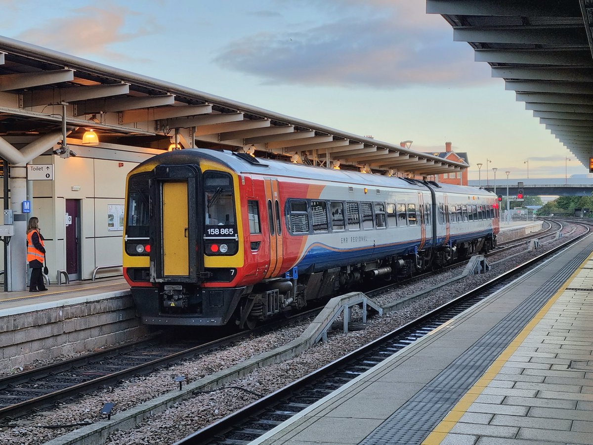 JohnWoo85652932's tweet photo. #DMUoftheDay
158865 waiting to depart with the Matlock branch service, 28th September 2022 https://t.co/neKoQclkVI