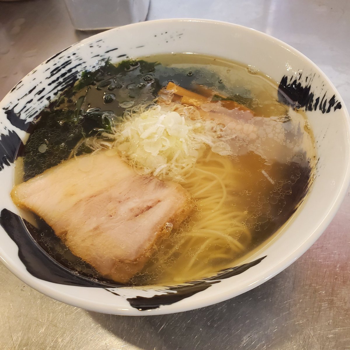 aradokkoi000's tweet photo. 【9/28(水)】夜の部
なんと…塩ラーメンが新しくなりました!麺が九州の麺になり…鶏ガラではなく◎◎…色々理想に近づいております。
極めつけは渡波のホタテ屋 #HybridLab さんからの新鮮帆立を使った油!
限定15杯です。
宜しくお願い致します(_ _)
#あらどっこい #ラーメン #石巻市三和町 https://t.co/ql3Prb35sb