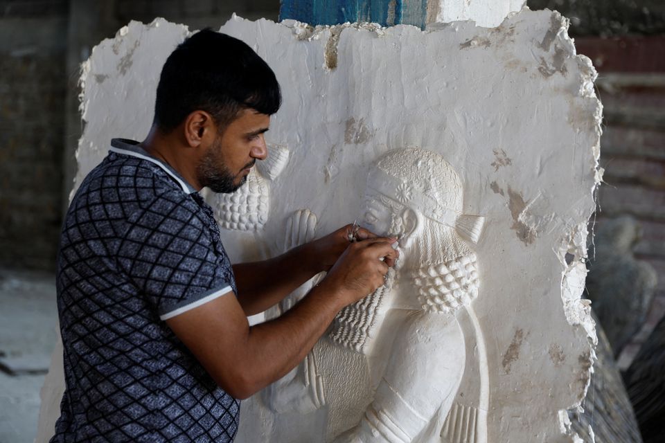 Iraqi sculptor Khaled Al-Abadi's carefully chiselled engravings of lions, chariots, and birds decorate his #Mosul workshop - the fulfilment of a dream 'to recreate what was demolished' during turbulent years of war. Read more here: iraq-solidarity.blogspot.com/2022/09/mosul-…