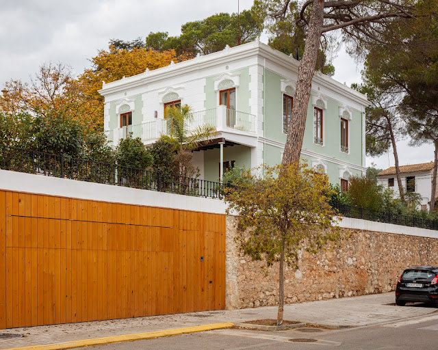 ArquitectosCTAC's tweet photo. #ARq_CS #arquitectesdeCastelló 📍 Rehabilitación de una Villa Modernista, Navajas 2021 📐 José Carcasés Lázaro
El proyecto trata de reflejar la esencia de la villa original mediante la adaptación de las distintas estancias a un nuevo esquema funcional. Fotografías: @aitorestevez https://t.co/yRTJtbp0gS