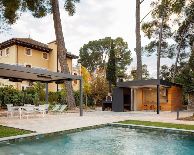 ArquitectosCTAC's tweet photo. #ARq_CS #arquitectesdeCastelló 📍 Rehabilitación de una Villa Modernista, Navajas 2021 📐 José Carcasés Lázaro
El proyecto trata de reflejar la esencia de la villa original mediante la adaptación de las distintas estancias a un nuevo esquema funcional. Fotografías: @aitorestevez https://t.co/yRTJtbp0gS