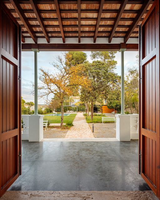 ArquitectosCTAC's tweet photo. #ARq_CS #arquitectesdeCastelló 📍 Rehabilitación de una Villa Modernista, Navajas 2021 📐 José Carcasés Lázaro
El proyecto trata de reflejar la esencia de la villa original mediante la adaptación de las distintas estancias a un nuevo esquema funcional. Fotografías: @aitorestevez https://t.co/yRTJtbp0gS