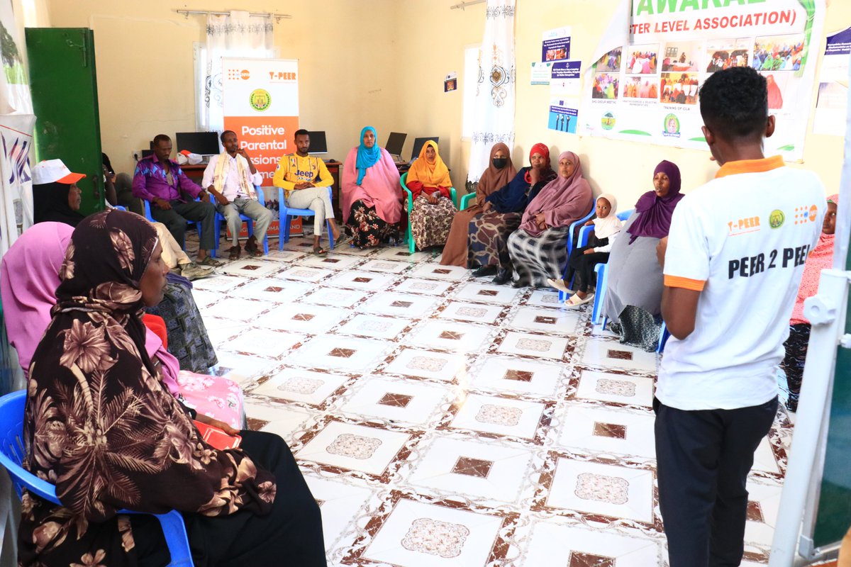 YPeer's tweet image. Promoting girls’ education is critical to support them reach their full potential. A UNFPA team joined Y-PEER today to close a positive parenting session provided by peer educators and social workers in Sheikh Omar IDP camp. #GirlsDevelopment #Somaliland