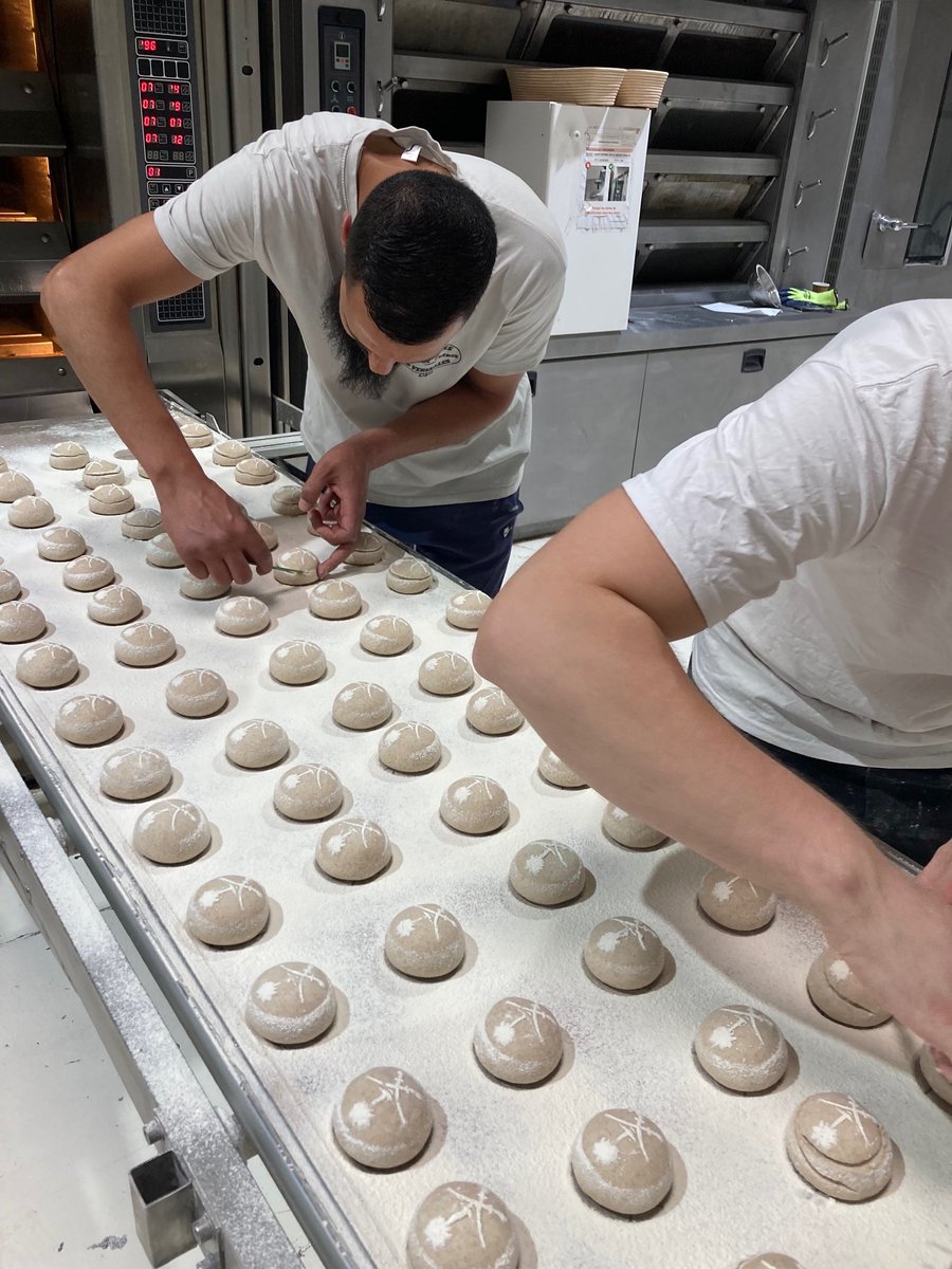 "Le Pain Français" est pétri sur le port de Gennevilliers : visite des ateliers de boulangerie du Pain Signature, nouveau membre de la Communauté Portuaire Seine Aval et interview d'Amine OUJDI.
#boulangerie #portdegennevilliers #Restauration cp-sa.fr/actualites/le-…
