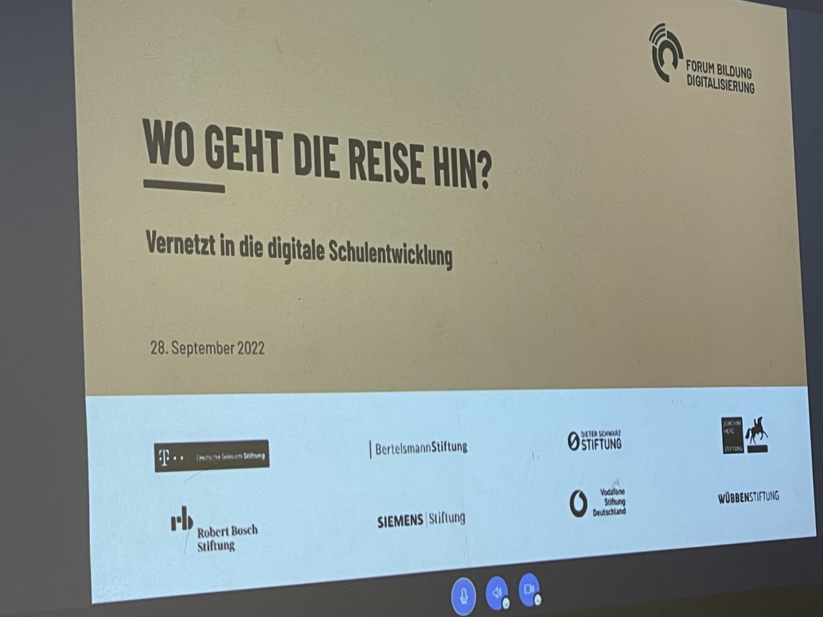 herr_ot's tweet photo. Letzte Vorbereitungen der Referenten #twlz #schulmedientage https://t.co/UM2XW9GWkg