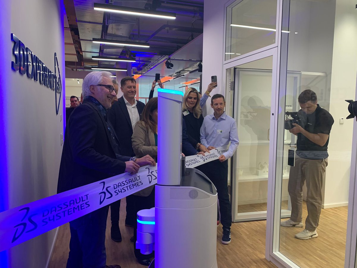 3DEXPERIENCELab's tweet photo. Yesterday was a D-Day for the #3DxLabMunich ! Thank you so much all for being here, sharing your passion and #MeshMerising with us 😉 @KraftblockE @sewts_GmbH @XSunDrones #KevinRobot #startup #InnovationDay #Munchen https://t.co/XFYGorvNZB