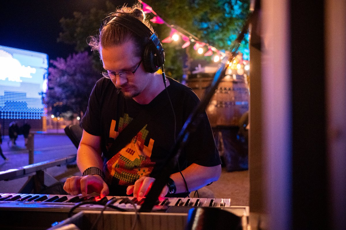 oldb0mb's tweet image. Although I just started learning, this was the second time I tried to use a keyboard on stage. I am not very confident yet, but I like it so I think it will stay as a part of my performance in the future.
2/4
#oneplayermode #livemusic #loopartist #diwokiel #ifgamesh