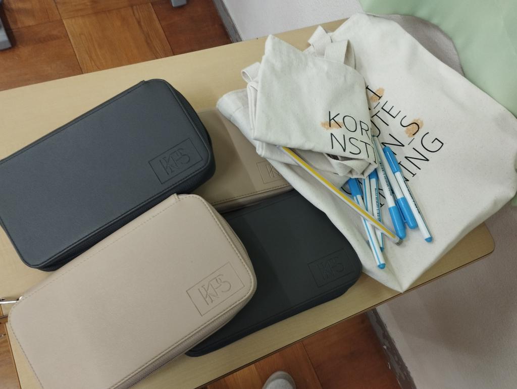 loot from <a href="/fairytale_kips/">7hcs</a> 
KIPS pencase is cooool design!! thx😘