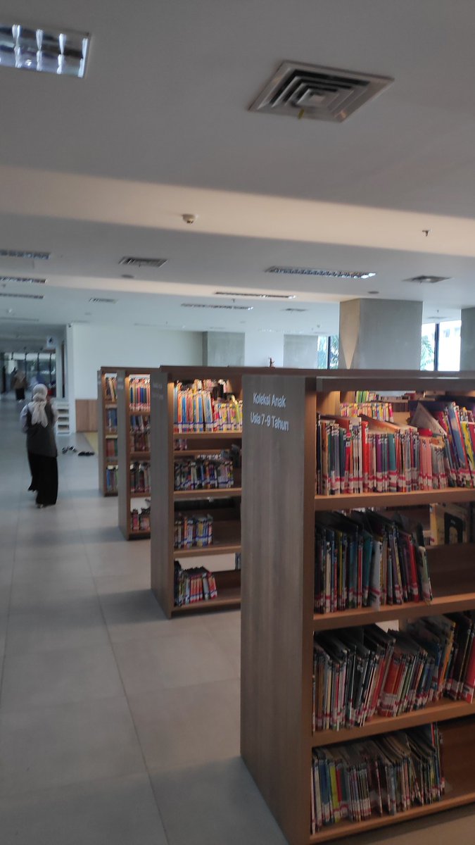 nobu_hibiki's tweet photo. I fell to my knees in the presence of a beautiful functioning library. https://t.co/iA28xYsVMX