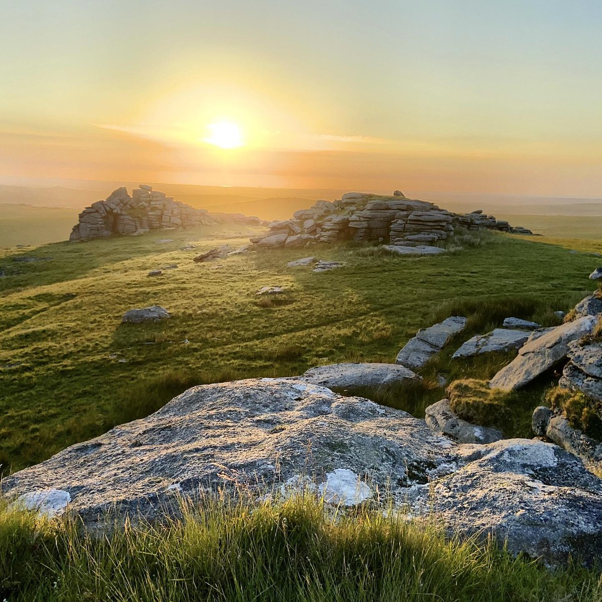 Dash4it's tweet photo. Sunsets on Dartmoor ☀️
📸 gidonreid
📍 Great Mis Tor, Dartmoor
#Repost #GetOutdoors #UKExplore #HikingUK https://t.co/0gPcMjOp2S