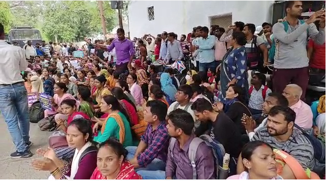 लखनऊ- माल एवेन्यू मंत्री आवास के बाहर अभ्यर्थियों का प्रदर्शन,हजारों की संख्या में अभ्यर्थियों का जमावड़ा,69000 भर्ती के अभ्यर्थियों का प्रदर्शन,भारी पुलिस बल तैनात,अभ्यर्थियों को हटाने का प्रयास।

#Lucknow