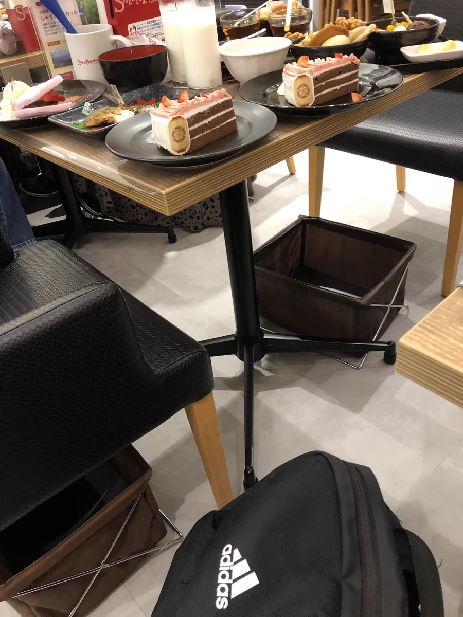 原神とコラボ中のスイパラ！特典目当てに注文して、食べずに残して帰る悲惨な光景。