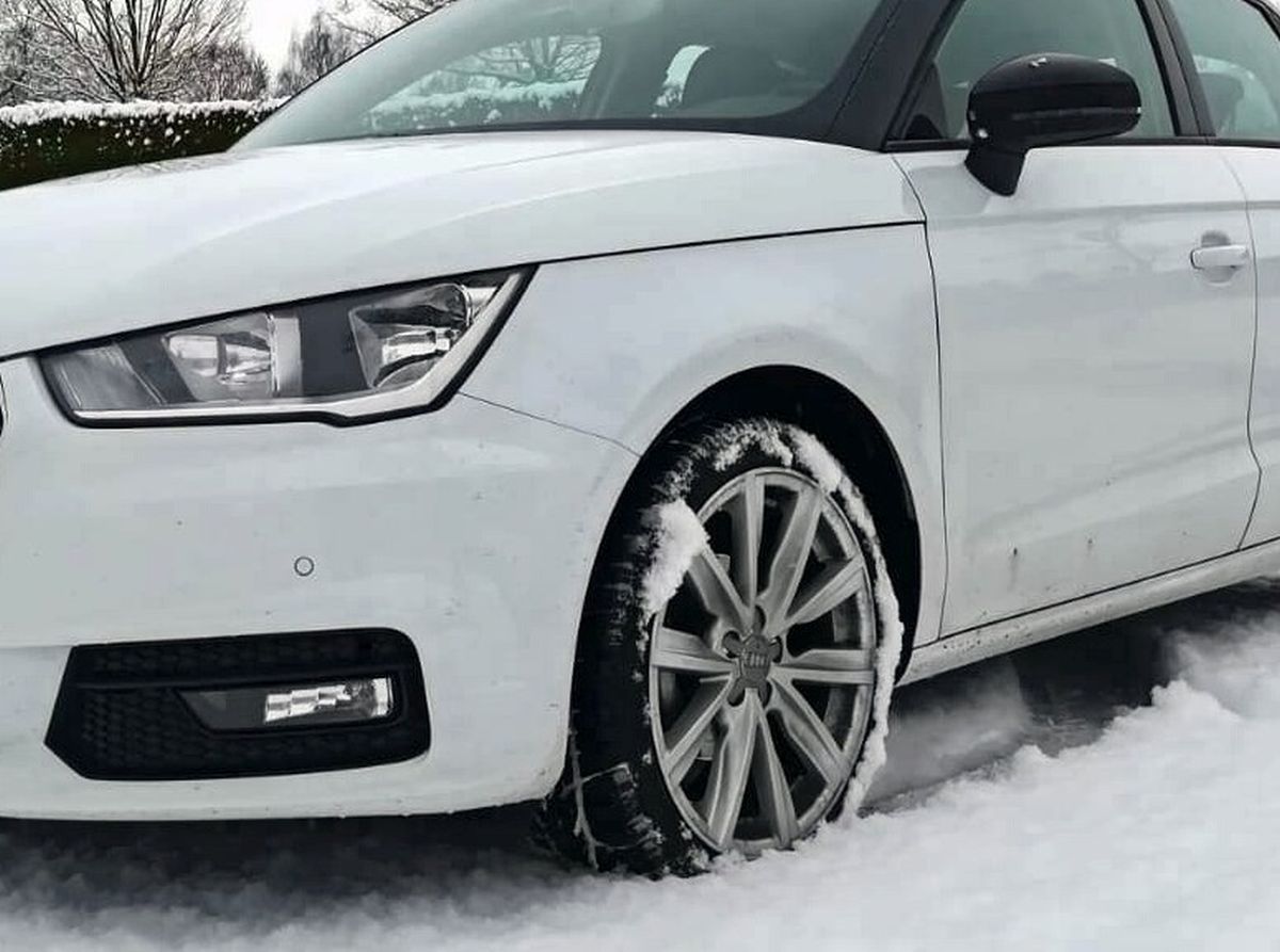 tuningcar_de's tweet photo. Seit 2010 gibt es in Deutschland die situative Winterreifenpflicht. Bei Schneematsch, Schneeglätte, Glatteis, Reif- oder Eisglätte dürfen Autofahrer ihren PKW nur mit geeigneten Winterreifen auf öffentlichen Straßen bewegen.  #Winterreifen

https://t.co/KbWaECwT5q https://t.co/IGybdPhnFh
