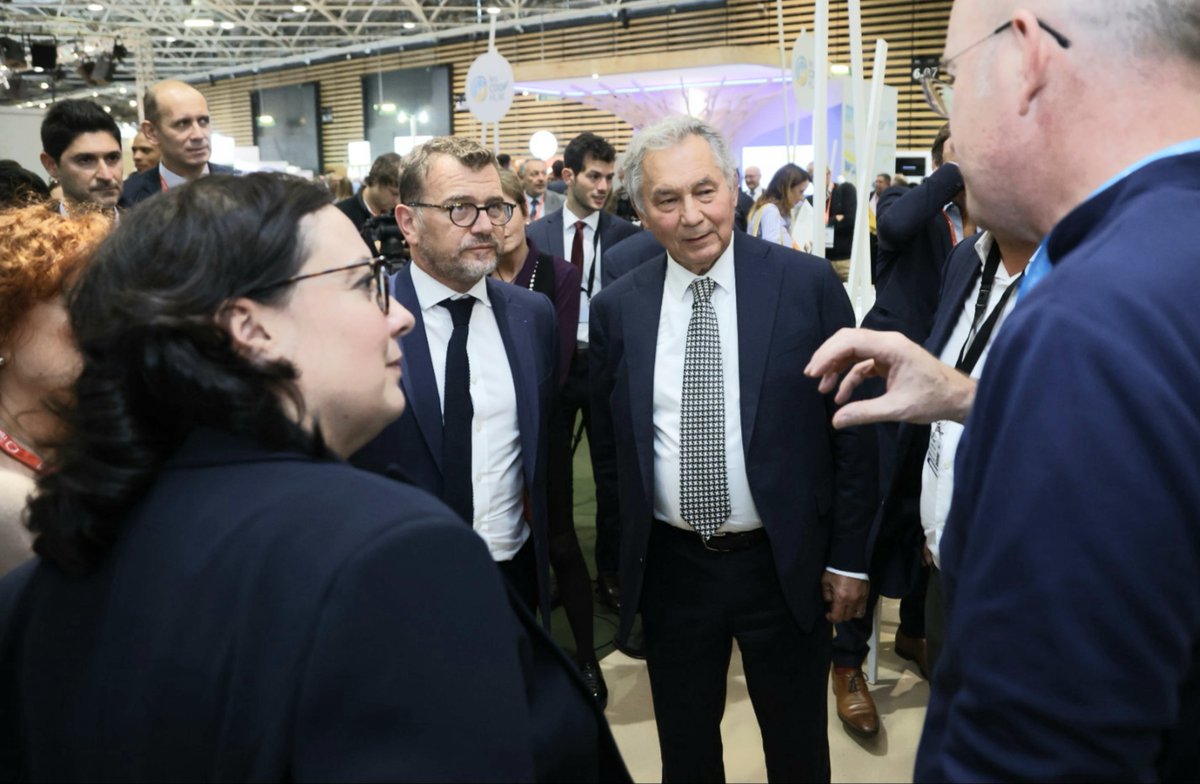 vosgelis's tweet photo. Personne n’avait prévenu @OlivierKlein93 qu’il repartirait du #CongrèsHlm avec une culotte menstruelle vosgienne ! C'était hier sur le stand de la @federationOPH : l'opportunité de valoriser à la fois le savoir-faire vosgien et notre engagement sociétal. https://t.co/lkQVhd3XBt