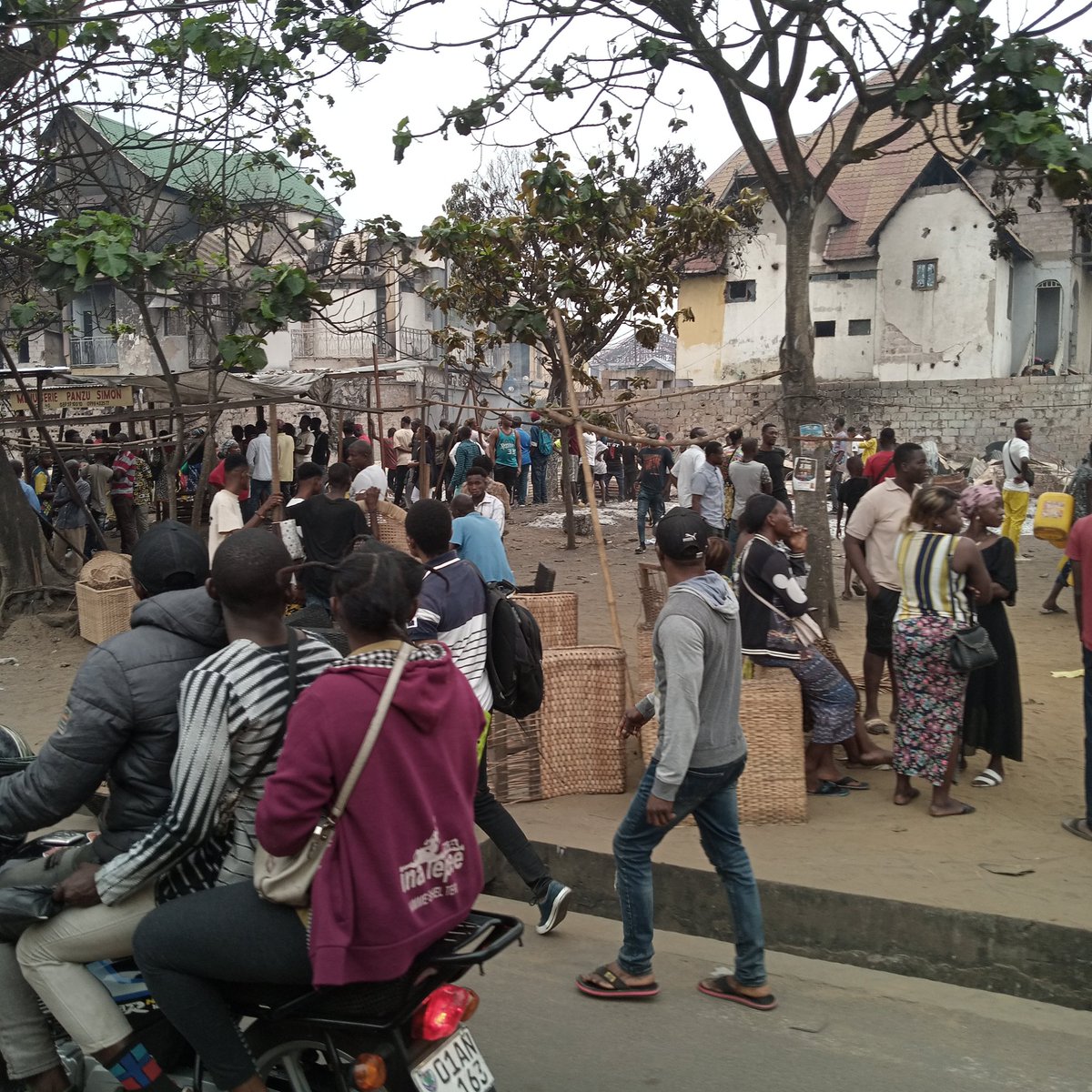 Place artisanale Delvaux en feu ba artistes  ba leli <a href="/leParrainRDC/">𝐥𝐞 𝐏𝐚𝐫𝐫𝐚𝐢𝐧</a> <a href="/central_sage/">ᏟᎬᏁᎢᏒᎪᏞ👑🇨🇩</a> <a href="/mireilleramazan/">mireilleramazani</a>