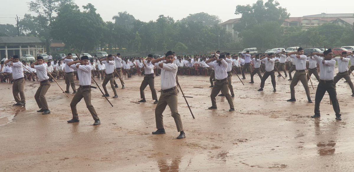 Bhupend154's tweet photo. मदनमोहन मालवीय जी ने १९२९ में कहा था  While other institutions have huge buildings but no man power, RSS has huge manpower but no building.

Bharat With RSS 

#राष्ट्रीय_स्वयंसेवक_संघ
https://t.co/ACg0S7RsHh