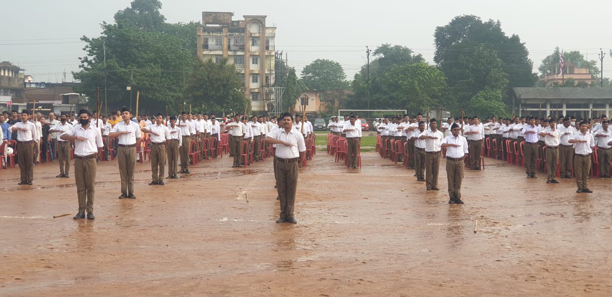 Bhupend154's tweet photo. मदनमोहन मालवीय जी ने १९२९ में कहा था  While other institutions have huge buildings but no man power, RSS has huge manpower but no building.

Bharat With RSS 

#राष्ट्रीय_स्वयंसेवक_संघ
https://t.co/ACg0S7RsHh