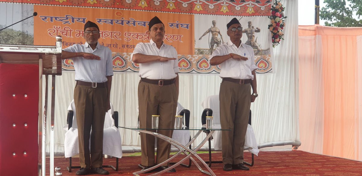 Bhupend154's tweet photo. मदनमोहन मालवीय जी ने १९२९ में कहा था  While other institutions have huge buildings but no man power, RSS has huge manpower but no building.

Bharat With RSS 

#राष्ट्रीय_स्वयंसेवक_संघ
https://t.co/ACg0S7RsHh