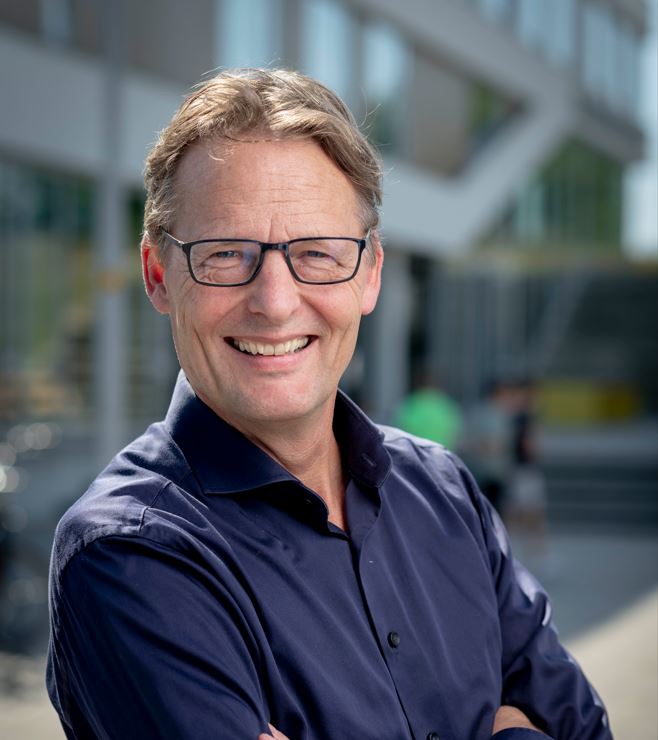 Dunamare's tweet image. “Er hangt een positieve energie in de scholen.” Bestuursvoorzitter Henk Post is blij met de energieke start die de Dunamare-scholen dit nieuwe schooljaar hebben gemaakt. “ik merk dat onze medewerkers en leerlingen blij zijn en vol energie." dunamare.nl/nieuws/henk-po…