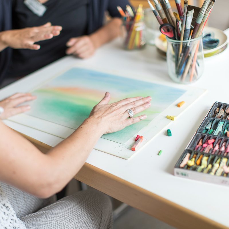 DAMiD_Presse's tweet photo. #Kunsttherapie im Gefängnis, in der Psychiatrie und als Stütze für Menschen, die Gewalt erlebt haben. Eine Therapeutin spricht über ihre Erfahrungen: https://t.co/YnMLjJJuOf https://t.co/2dwfjmYoxF