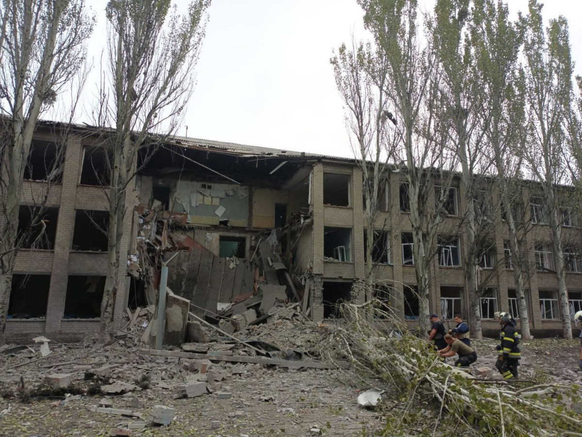 Biloshytsky's tweet photo. 5am this morning: russians used S-300 missile system to attack another school in #Donest region.
#russiaisateroriststate https://t.co/da3C0xx6Q3
