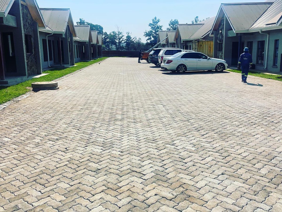 TurnburyProp's tweet photo. It’s the home stretch! We are pushing for end of year hand over at this #Harare development…

#Construction #PropertyDevelopment https://t.co/VbX8OmwicF