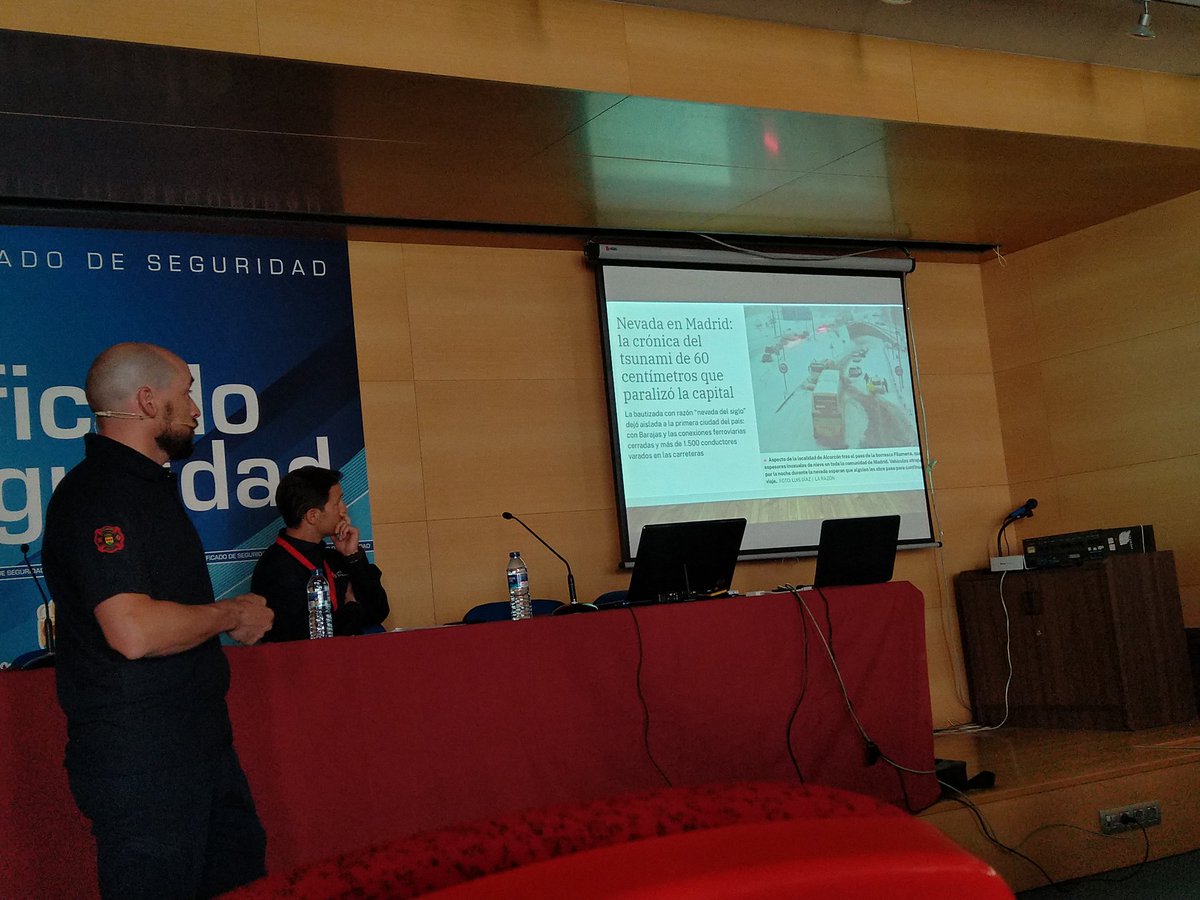 ➡️ Primera ponencia de hoy a cargo de Alfonso Javier Muñoz <a href="/alfonsojavier78/">Alfonso Muñoz</a> de <a href="/alcorconbombero/">Bomberos de Alcorcón</a>, sobre la prevención de riesgos en situaciones excepcionales.
<a href="/PRLbomberos/">PRL Bomberos</a> #PRL #Bomberos