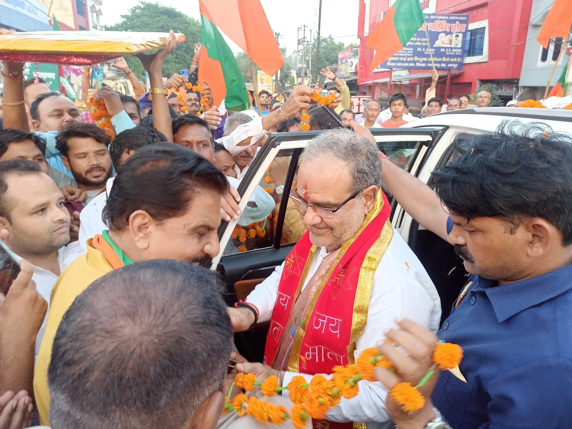 DrIndraDevSingh's tweet photo. श्री भूपेन्द्र सिंह चौधरी जी, प्रदेश अध्यक्ष भा ज पा उत्तर प्रदेश का हम हृदय से आभार व्यक्त करते हैं कि अपने बहुमूल��य और व्यस्त समय में से कुछ समय उन्होंने हमें दिया और अपने निवास के सम्मुख हम उनका स्वागत कर पाए।
@Bhupendraupbjp 
@BJP4UP https://t.co/SVN4c8G0uR