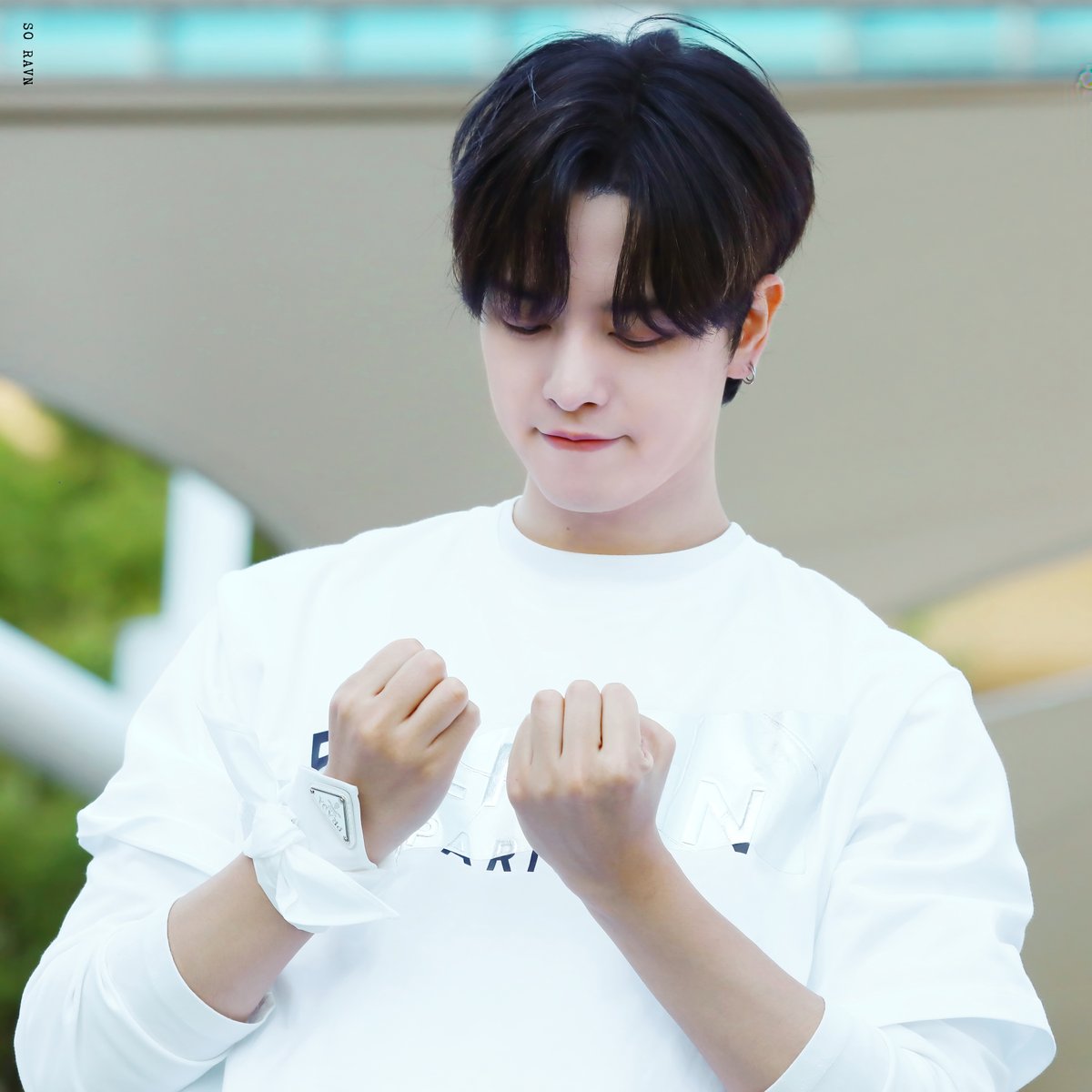 So_RAVN's tweet photo. 220924 쇼! 음악중심 미니 팬미팅

쪼냥이 젤리 확인 중 

#원어스 #ONEUS  #레이븐 #RAVN  #レイブン #영조 #YoungJo #ヨンジョ https://t.co/16JE32dKmx
