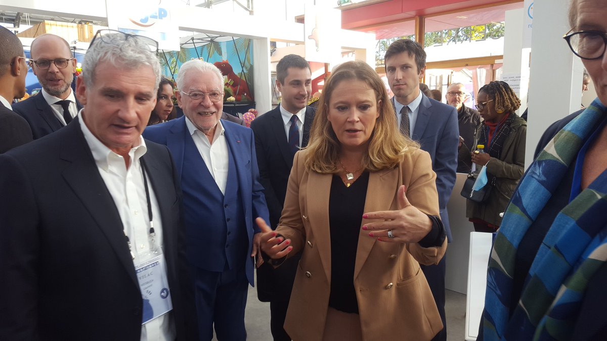 LSAconsommation's tweet photo. Le salon Jouer Français ouvre ses portes à Saint-Ouen, en présence d'Olivia Grégoire, ministre déléguée, notamment, aux PME et au commerce. https://t.co/vpGoda2Gu5