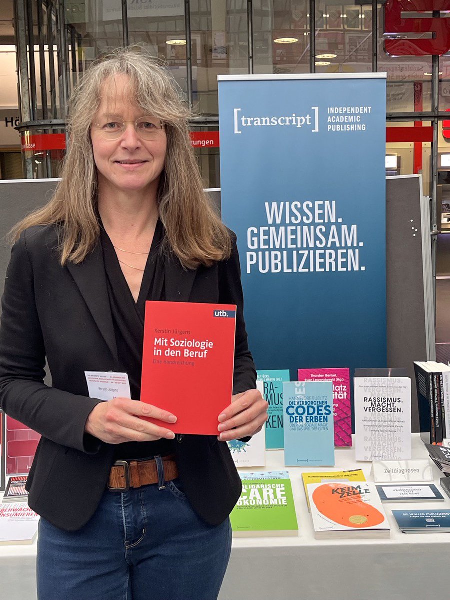 transcriptweb's tweet photo. Auch wir gratulieren Kerstin Jürgens ganz herzlich, die den René-König-Lehrbuchpreis 2022 der DGS für Ihr Buch »Mit Soziologie in den Beruf« erhalten hat. Wie schön! https://t.co/94UYu9YlO1
#dgskongress2022 @utb_stuttgart https://t.co/hKFtjDfzPb