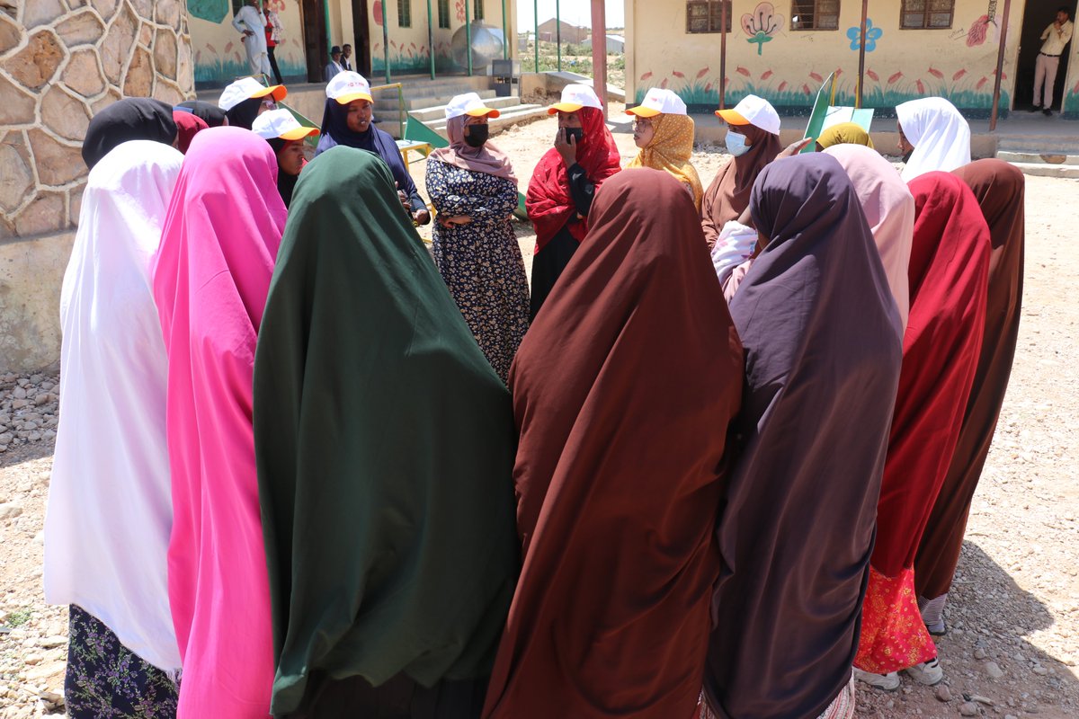 YPeer's tweet image. Somaliland Y-PEER, in collaboration with UNFPA, created role models for girls in the Sheikh Omar IDP camp who currently promote girls’ education, wellbeing, career development and prevention of early marriage among the residents in the IDP camp. #GirlsDevelopment #Somaliland