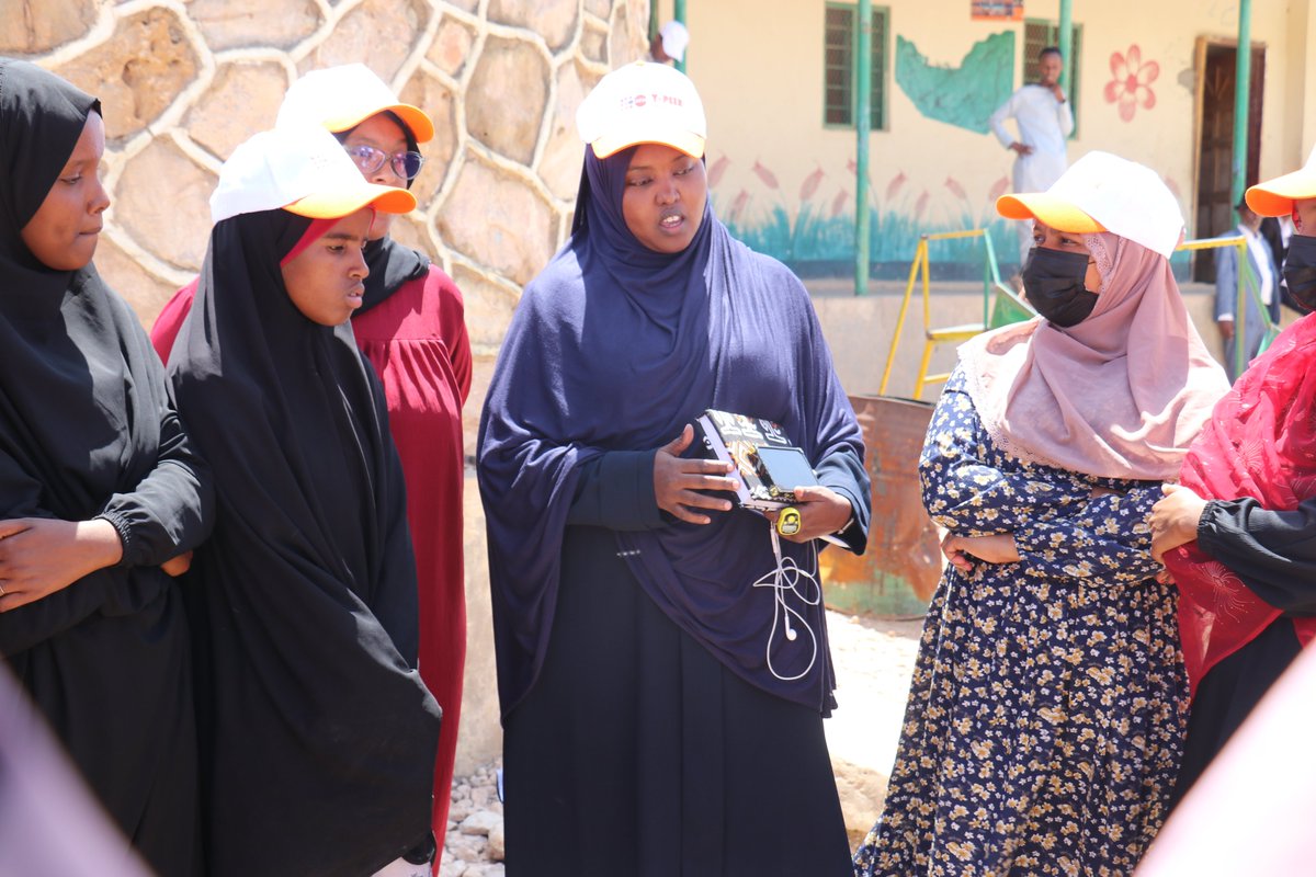 YPeer's tweet image. Somaliland Y-PEER, in collaboration with UNFPA, created role models for girls in the Sheikh Omar IDP camp who currently promote girls’ education, wellbeing, career development and prevention of early marriage among the residents in the IDP camp. #GirlsDevelopment #Somaliland