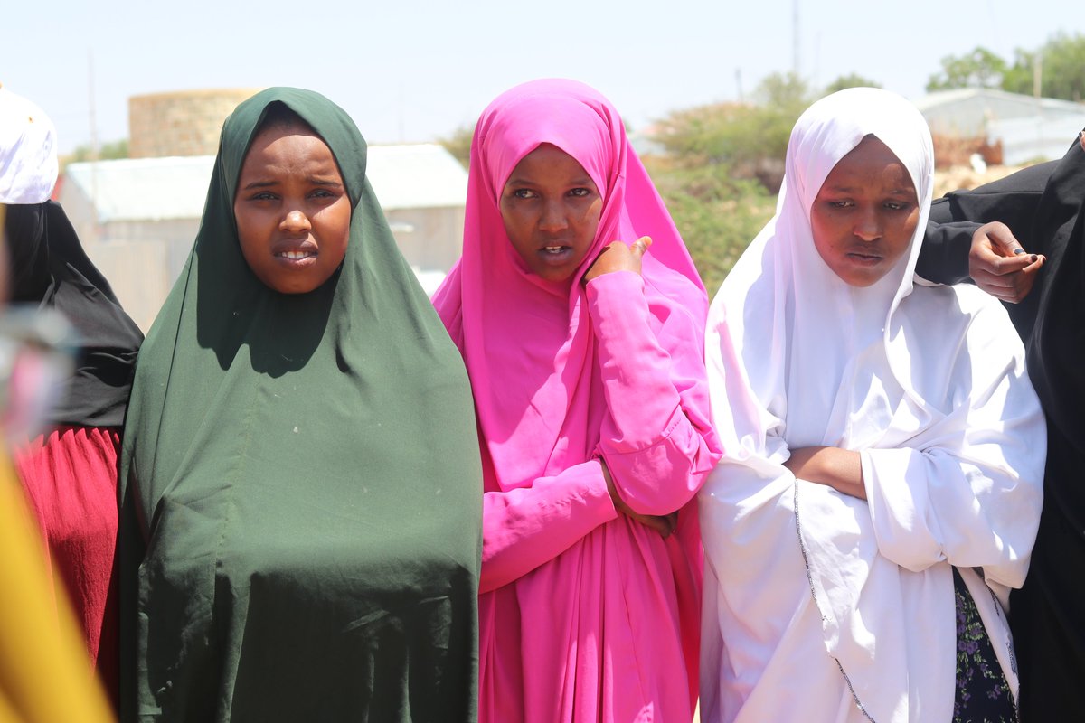 YPeer's tweet image. Somaliland Y-PEER, in collaboration with UNFPA, created role models for girls in the Sheikh Omar IDP camp who currently promote girls’ education, wellbeing, career development and prevention of early marriage among the residents in the IDP camp. #GirlsDevelopment #Somaliland