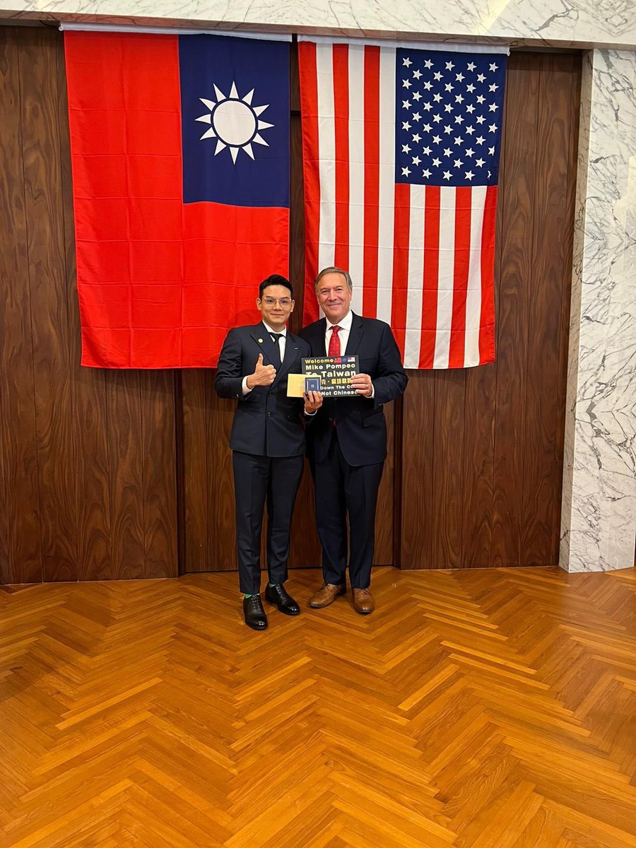 Baoliaogeming64's tweet photo. 👏👏👏最新消息，在台湾，蓬佩奧先生收到來自新中国联邦台湾农场的，感謝信及七芒星胸針紀念品，并和大牛战友合影留念！
台湾的战友们太棒了👍👍👍 https://t.co/XVJ3eFZuLY