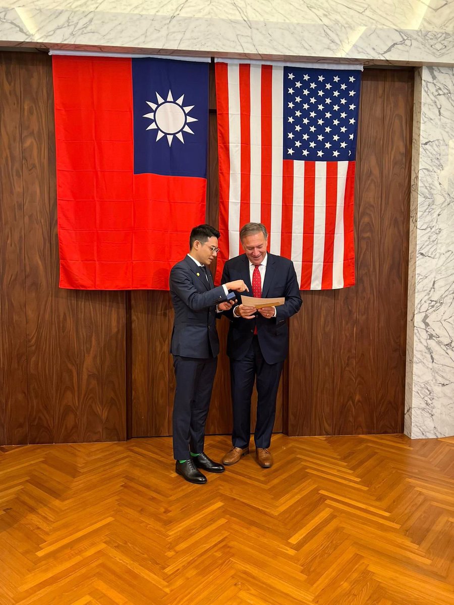 Baoliaogeming64's tweet photo. 👏👏👏最新消息，在台湾，蓬佩奧先生收到來自新中国联邦台湾农场的，感謝信及七芒星胸針紀念品，并和大牛战友合影留念！
台湾的战友们太棒了👍👍👍 https://t.co/XVJ3eFZuLY