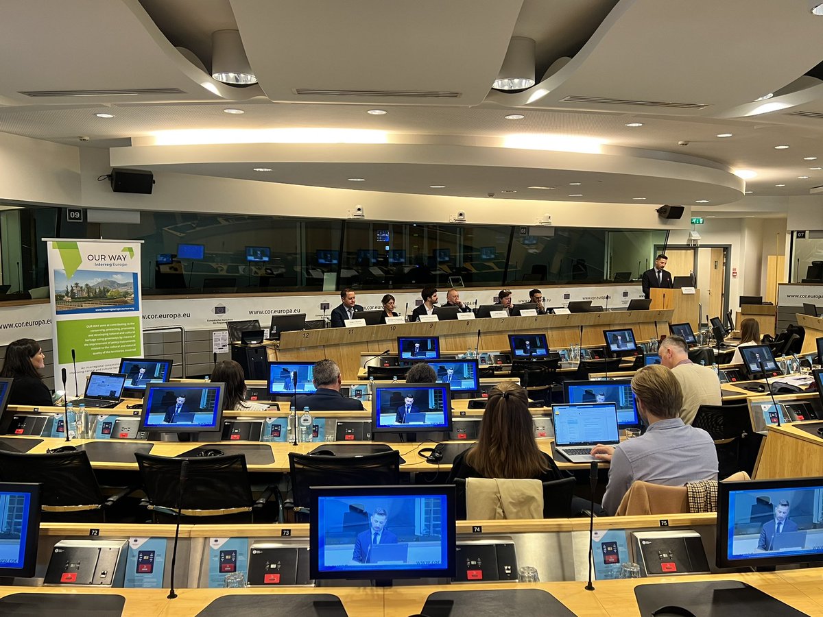 RegionMurcia_UE's tweet photo. El director general de Unión Europea, @AaZFerrari inaugura la Conferencia Final del proyecto @ourway18 en #Bruselas, para la #promoción y protección de #víasverdes, liderado por la @regiondemurcia
#ourwayFINALC #greenways
@interregeurope @europedirectmurcia @euinmyregion https://t.co/rj4NOWgrZi