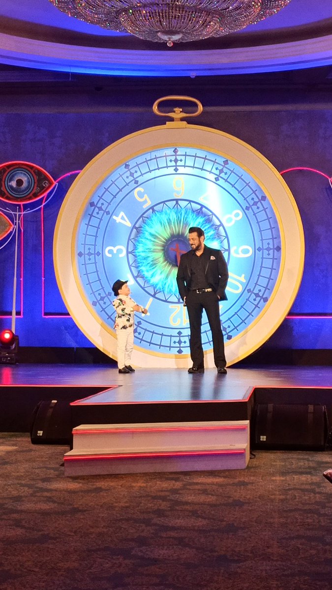 ehdsyef's tweet photo. #SalmanKhan introduces #AbduRozik as the first contestant of #BiggBoss16 

#BiggBoss https://t.co/VneC0xz7sl