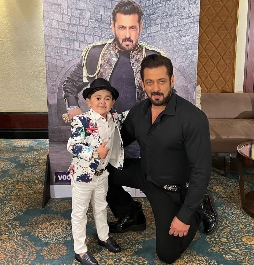 ehdsyef's tweet photo. #SalmanKhan introduces #AbduRozik as the first contestant of #BiggBoss16 

#BiggBoss https://t.co/VneC0xz7sl