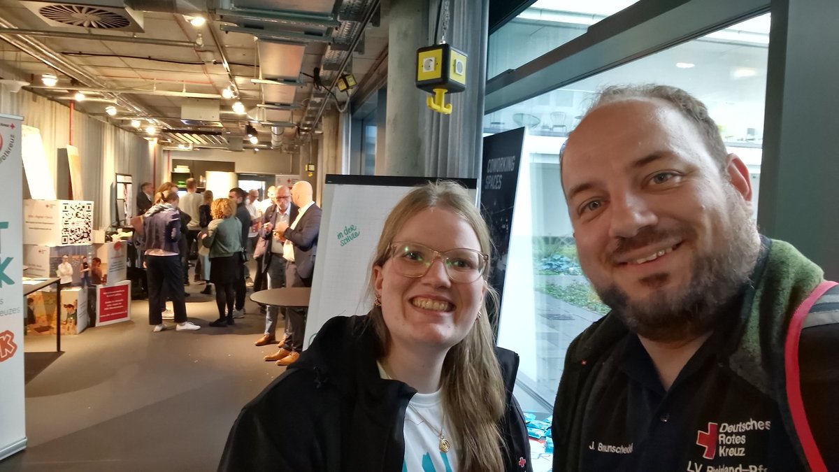 Zweiter Tag auf dem DRK-Wohlfahrtskongress mit tollen Workshops und vielen Diskussionen. Auch das <a href="/Deutsches_JRK/">Deutsches Jugendrotkreuz</a> ist mit seiner stellvertretenden Landesleiterin aus RLP Alina Kippler vor Ort und stellt die neue Kampagne "LAUTSTARK" vor. #ZukunftWohlfahrt #WFK22