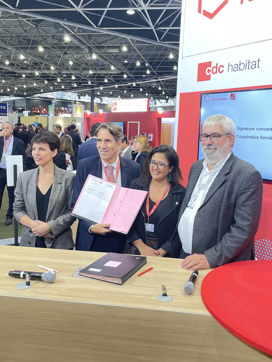 BanqueDesTerr's tweet photo. #CongrésHlm Signature d’une convention entre @BdT_IDF et Christian Chevé, président de la @Coopimmo, en présence d’@emmacosse, présidente de l’USH, pour la Coopérative Foncière Francilienne 🤝 https://t.co/Yccz4Rfss1