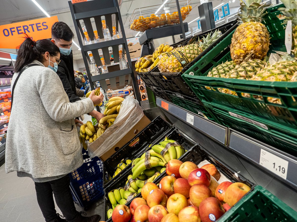 caritasbcn's tweet photo. 💳🍎 Amb la targeta moneder #JoComTu, apostem perquè les persones que ho necessiten puguin accedir a l’obtenció d’aliments lliures d’estigma i de forma digna i adequada.
✅ Coneix la nostra campanya 'Jo trio com tu'
https://t.co/g2fRJHZYwN https://t.co/NamkTeRwee