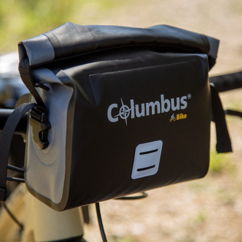ColumbusNature's tweet photo. Dry Handlebar Bag de Columbus es una bolsa estanca y de fácil fijación en el manillar de la bicicleta. Es ligera y estanca gracias a su cierre enrollable con cinchas laterales y hebillas, y a sus costuras termoselladas.
