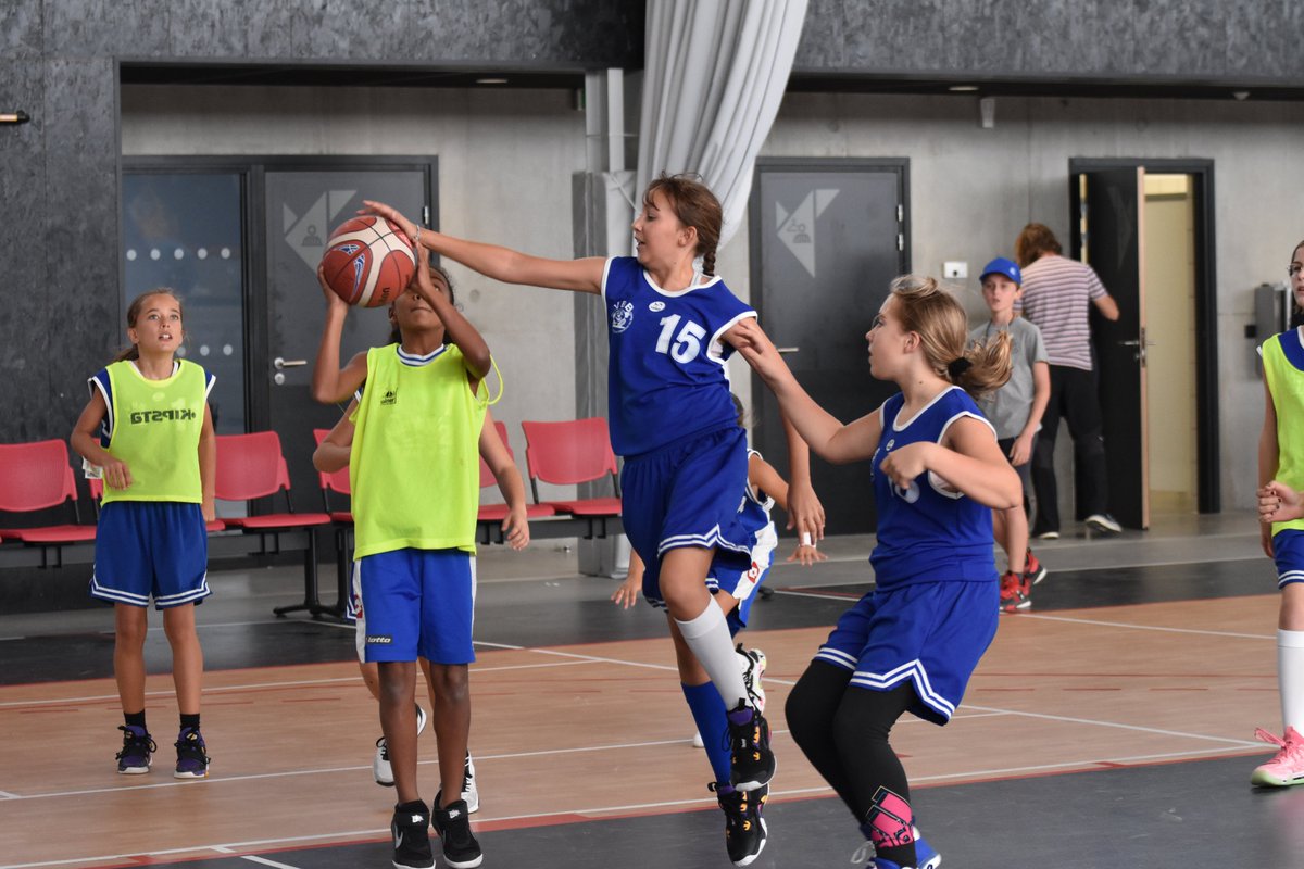 Comitebasket31's tweet image. 1ère édition du MASTER U11 à Cugnaux

Cette fête du Mini basket a rassemblé
✅+ de 300 mini basketteurs (32 équipes)
qui se sont opposés en + de 100 rencontres

La star était aussi dans les airs... Quelle chance d'apercevoir la patrouille de France au dessous de nos têtes🛫