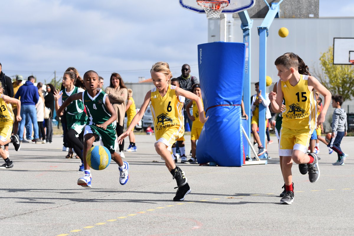 Comitebasket31's tweet image. 1ère édition du MASTER U11 à Cugnaux

Cette fête du Mini basket a rassemblé
✅+ de 300 mini basketteurs (32 équipes)
qui se sont opposés en + de 100 rencontres

La star était aussi dans les airs... Quelle chance d'apercevoir la patrouille de France au dessous de nos têtes🛫